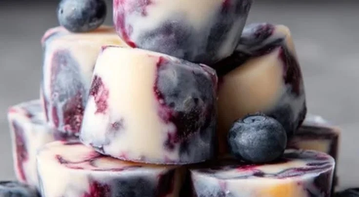 Delicious berry yogurt bites for a healthy snack