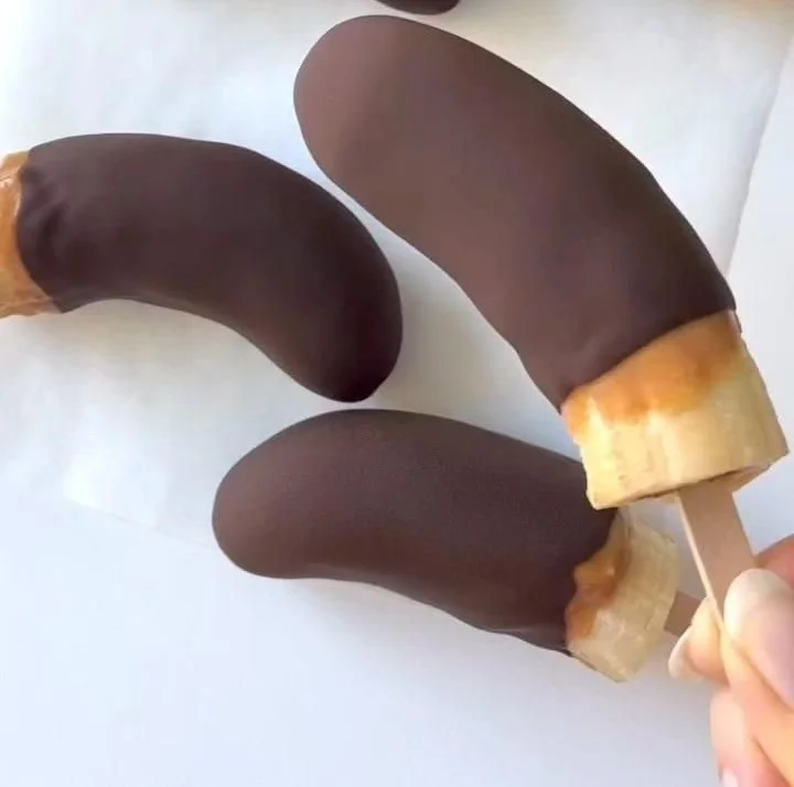 Three-ingredient healthy banana popsicles for a refreshing treat