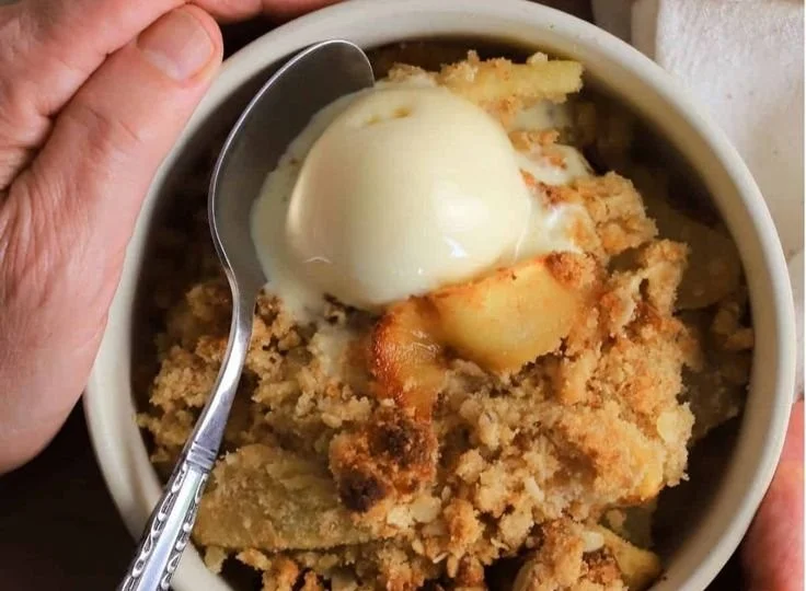 Delicious sugarless apple crisp dessert topped with oats and spices.